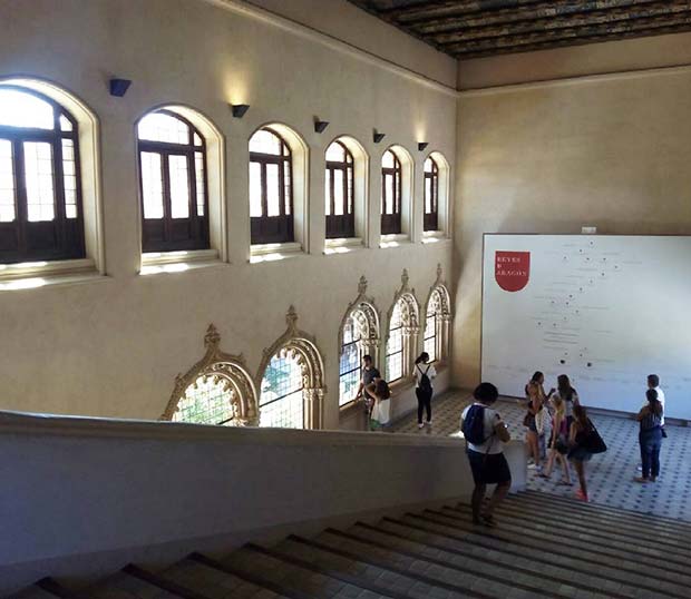 Escaleras principales del palacio de los Reyes Católicos en La Aljaferia