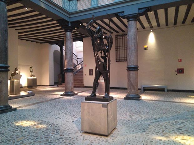 El Museo Pablo Gargallo se ubica en el Palacio de los Condes de Argillo, edificio que data de 1661 y que posee las características de la arquitectura civil de la nobleza aragonesa en la transición del modelo renacentista al barroco.