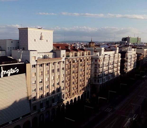 En Independencia nº 19, se situaba la Compañía de Seguros “La Equitativa”, la cual mandó construir este edificio para establecer en él su sede, a arquitecto Manuel Cabanyes en 1950.