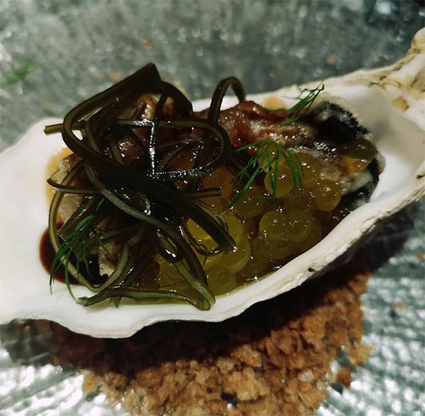 Ostra en tempura con cítricos, algas aciduladas y jugo reducido de carne y ostra