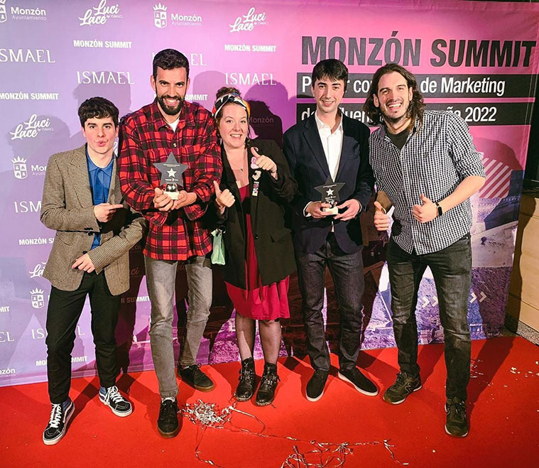 el equipo de Desustanciaus recibiendo el premio al mejor canal revelación en el Monzón Summit