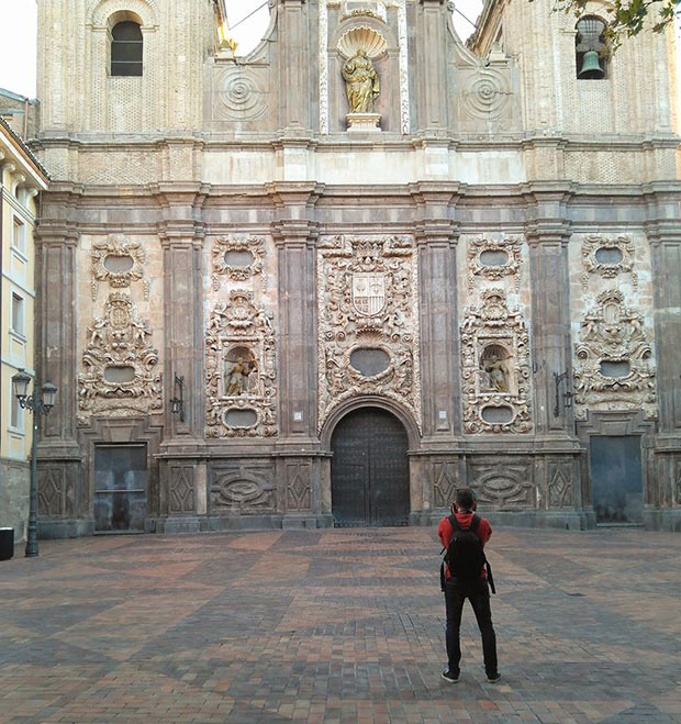Una person fotografía la Iglesia de Santa Isabel de Portugal o de San Cayetano desde la plaza del Justicia