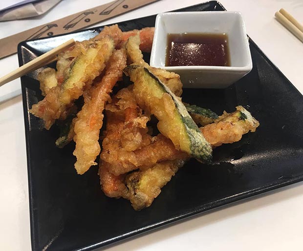 plato de tempura en el restaurante udon