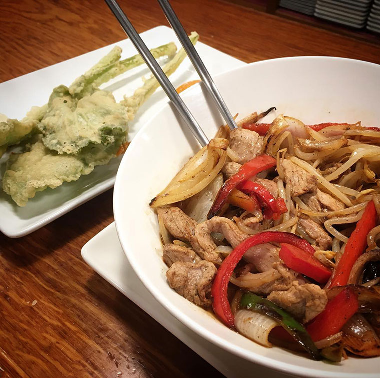 wok y tempura de borrajas en el angel del pincho