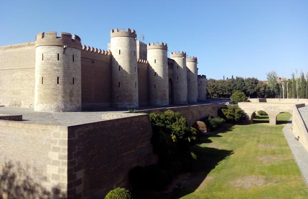 El italiano Tiburcio Spanochi aportó la idea definitiva de convertir el palacio real de la Aljafería en fortaleza