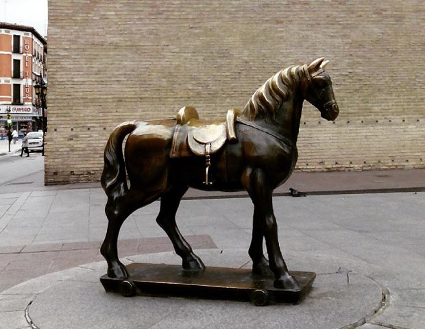 El caballito de la Lonja es una estatua que representa el caballito originalmente en cartón, en el que fotografiaba Ángel Cordero Gracia