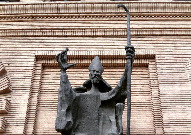 Escultura de San Valero de Pablo Serrano en el entrada del Ayuntamiento de Zaragoza
