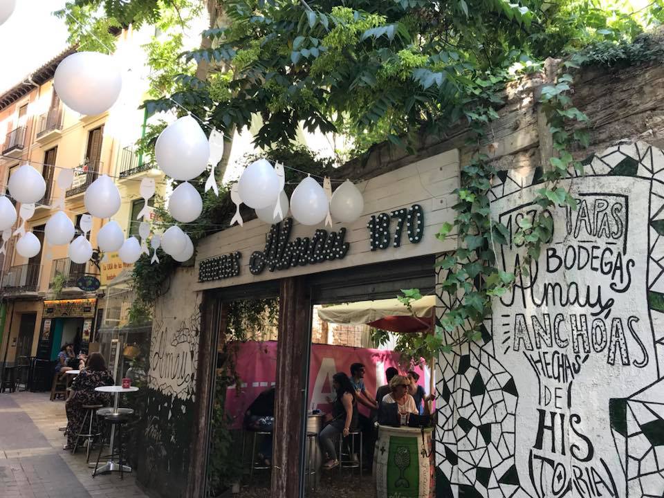 Bodegas Almau, con una historia que se remonta a su apertura en 1870, ha sido recientemente reconocido como uno de los 10 mejores bares de tapas de España por la prestigiosa revista Forbes