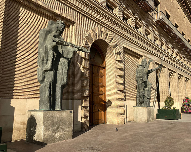 Desde 1965, las esculturas 'San Valero' y el 'Ángel de la ciudad', creadas por el renombrado escultor turolense Pablo Serrano, han sido fieles guardianes del acceso al Ayuntamiento de Zaragoza 