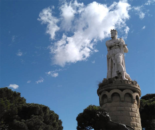 Monumento al Rey Alfonso I El Batallador de José Bueno en el Parque Grande