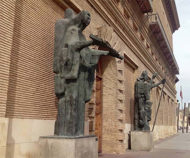 Esculturas del Ángel Custodio y San Valero en el Ayuntamiento de Zaragoza
