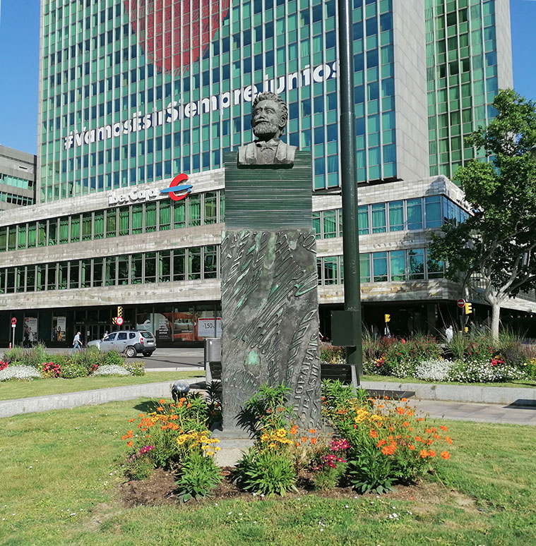 El monumento a Balisio Paraiso está emplazado en el centro de la plaza homónima