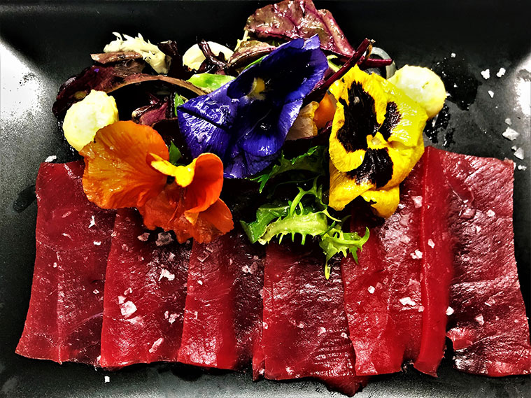 Sashimi de atún rojo "Balfego" con ensalada de brotes y encurtidos con fitura de jengibre y sorbete de mango.