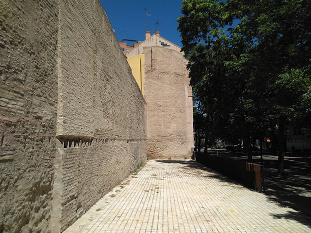 Entre las calles Alonso V y Arcadas se conserva un tramo de la muralla medieval de Zaragoza. En el lienzo se conservan tres torreones, uno a cada lado de los extremos y otro en el centro. Los torreones están construidos en ladrillo, y tienen una planta circular. Están en buen estado de conservación, y se pueden ver claramente sus almenas y troneras.
