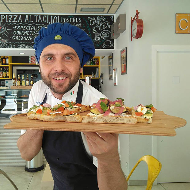 Cristian Georgita con una de sus "Pizzas al Corte"