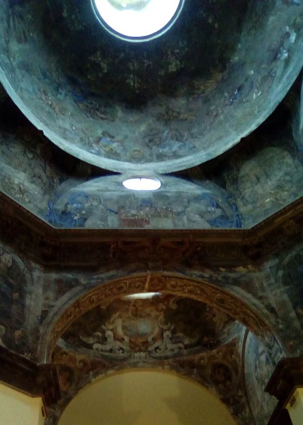 El interior de la Iglesia de la Mantería contiene una de las obras maestras de Claudio Coello, pintor del rey Carlos II y uno de los máximos exponentes del barroco final español.