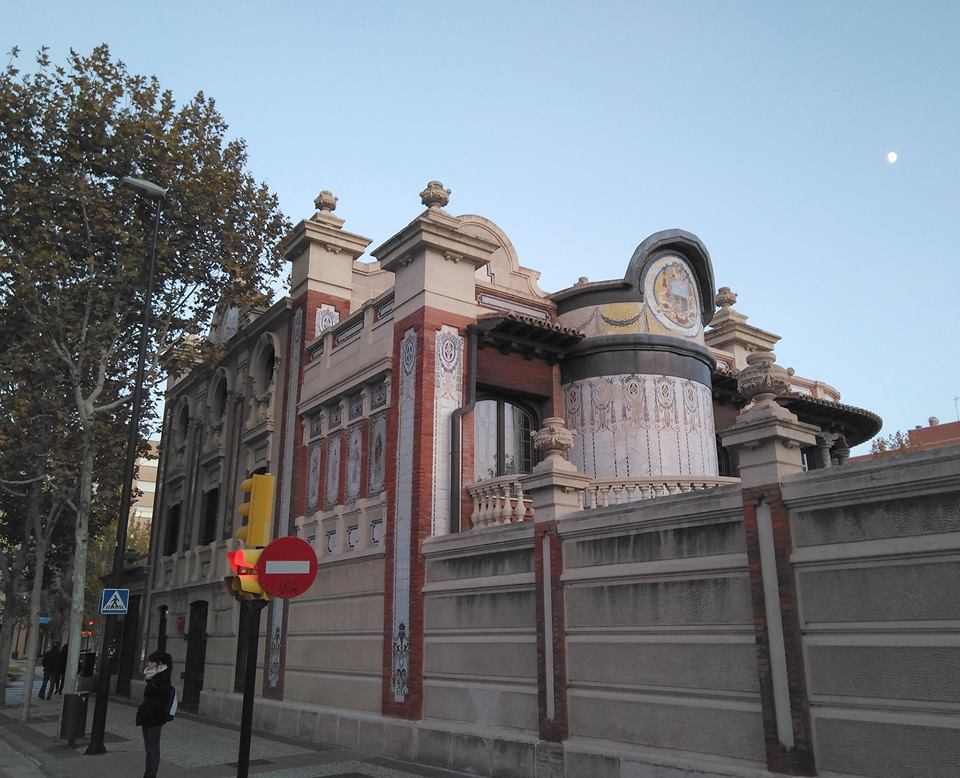 La Casa Soláns es uno de los escasos vestigios que nos quedan para imaginar lo que fueron las construcciones que la burguesía zaragozana construyó en la periferia de Zaragoza durante el primer tercio del siglo XX