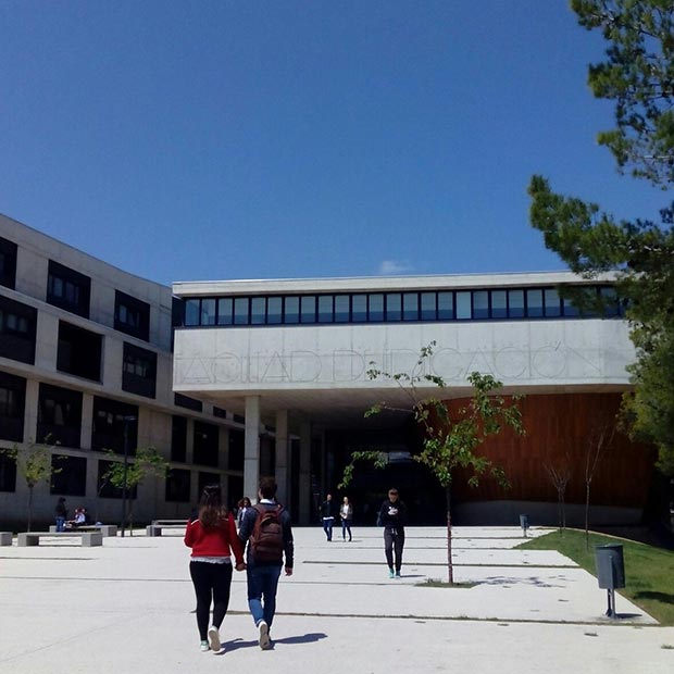 La Facultad de Educación fue proyectada por el arquitecto Javier Maya en 2013