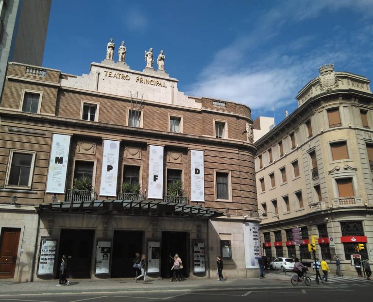 Vista del Teatro Principal de Zaragoza desde el Coso