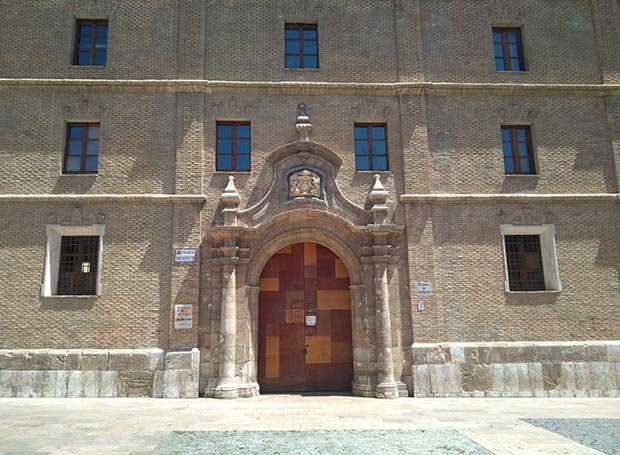Fachada barroca por la que se accedía al convento, en la actualidad la Biblioteca Municipal María Moliner