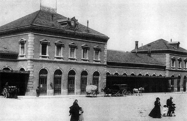 Edificio de la antigua y desaparecida estación de Campo Sepulcro de la Compañía de Ferrocarriles M.Z.A. (foto hacia 1900) (Zaragoza)