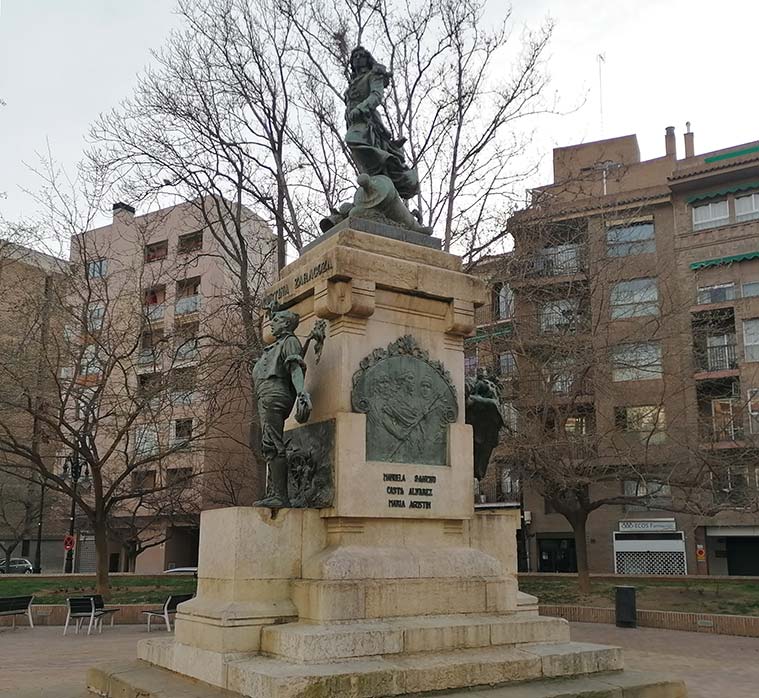 El monumento fue inaugurado en 1908, en el centenario de los Sitios. Fue realizado por el escultor Mariano Benlliure, y consta de una estatua de bronce de Agustina de Aragón coronando un pedestal de piedra.