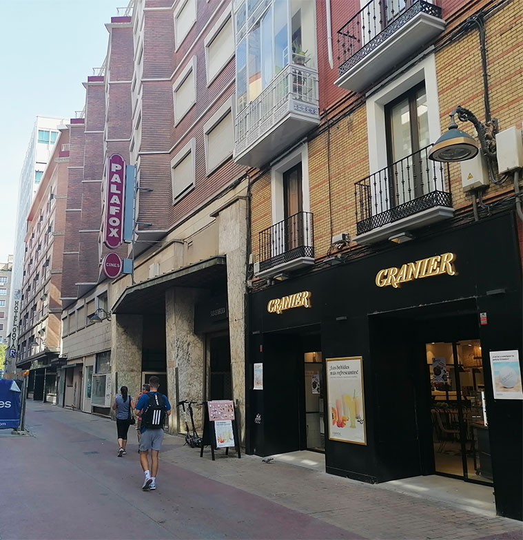 La Calle Cinco de Marzo es una de las calles más concurridas de Zaragoza, tanto por su actividad comercial como por su atractivo turístico