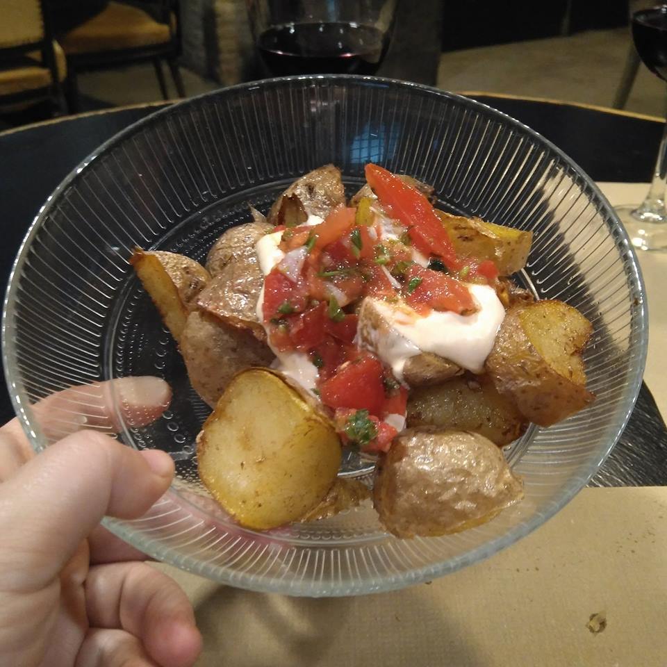 Plato de patatas bravas en el Restaurante El Ciclón de Zaragoza