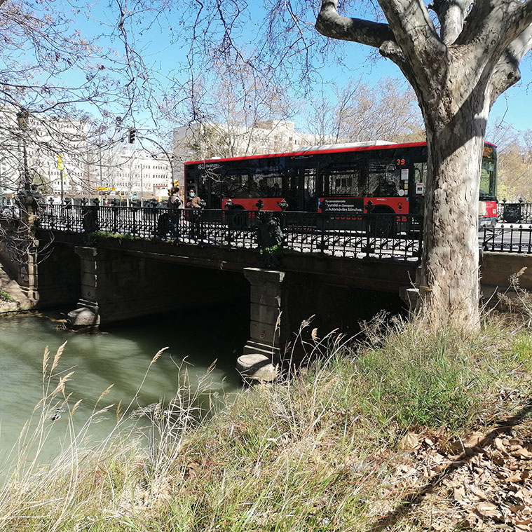 un autobus cruzando el puente de america en direccion hacia torrero