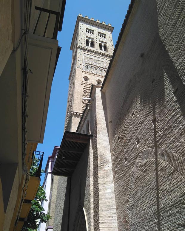 Vista de la torre Mudejar de la iglesia de la Magdalena desde la calle Mayor