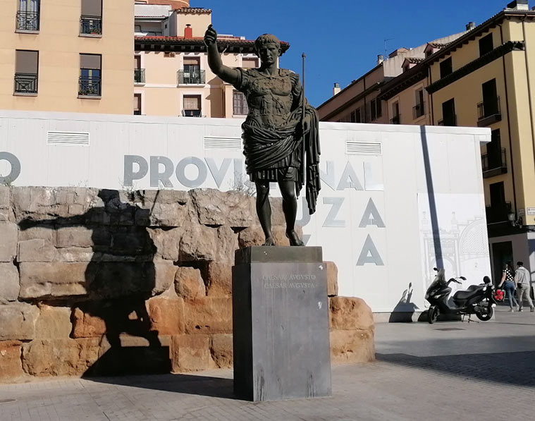 Estatua de César Augusto, el fundador de la ciudad de Zaragoza 