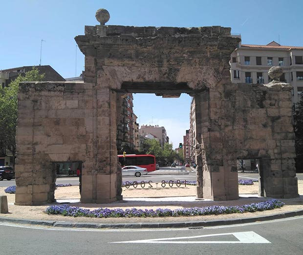 Puerta del Carmen, donde confluyen la Avenida César Augusto, la Calle Hernán Cortés y los Paseos Pamplona y María Agustín