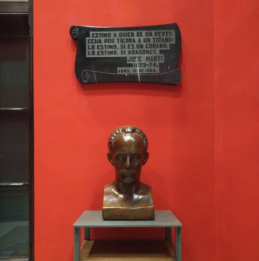Busto dedicado a José Martí en la entrada del Paraninfo de la Universidad de Zaragoza