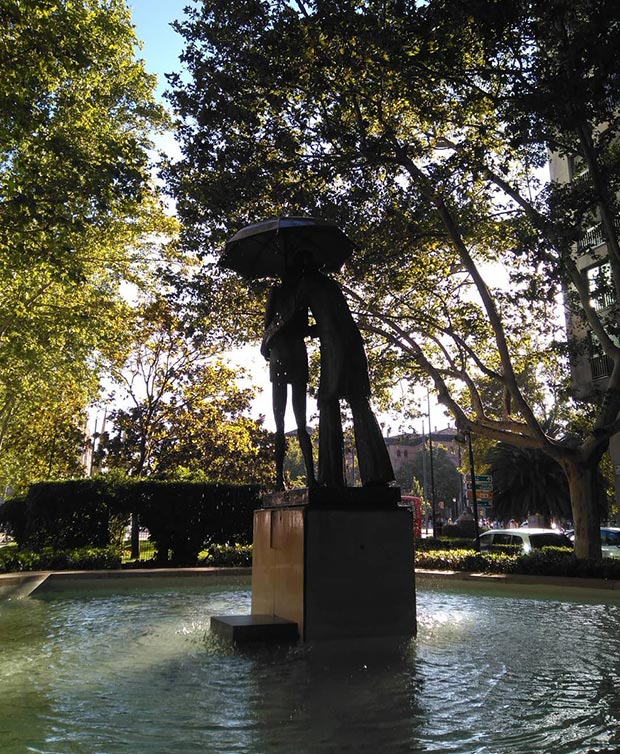 Escultura "Pareja paseando bajo un paraguas" en el Paseo de la Constitución