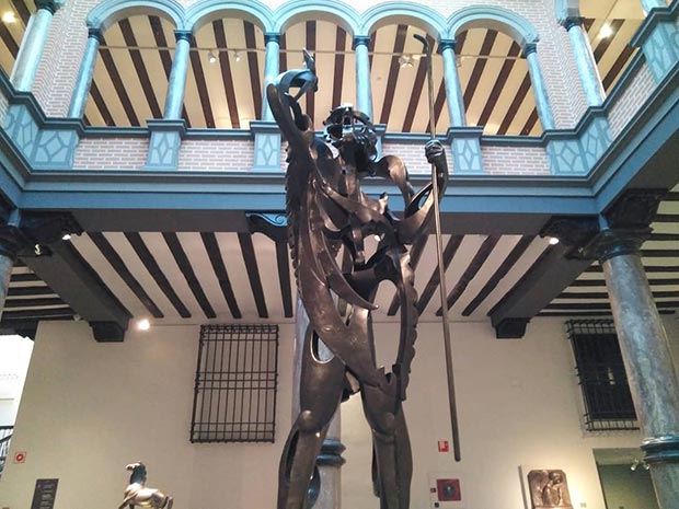 Escultura ‘El Gran Profeta’ de Pablo Gargallo en el Patio del Palacio de Argillo