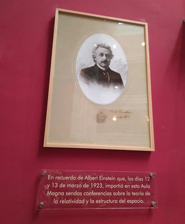 Placa en el Aula Magna del Paraninfo que recuerda la visita de Albert Einstein en 1923