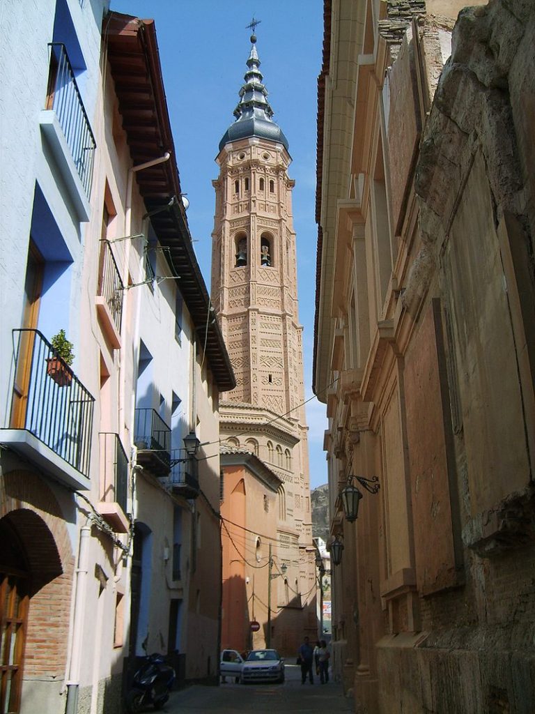 La Torre Mudéjar de Santa María de Calatayud fue construida siguiendo el modelo y ejemplo de la Torre Nueva