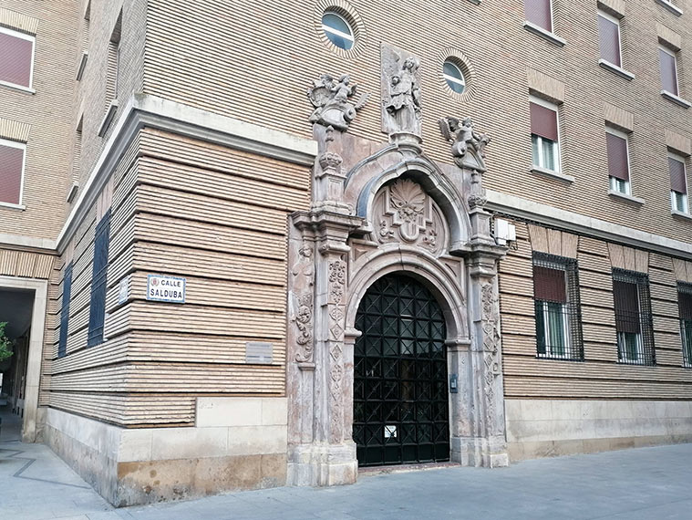 La portada del Palacio Salabert-Sora es una obra maestra del barroco aragonés. Se encuentra ubicada en el Convento de las Hijas de la Caridad de Santa Ana 