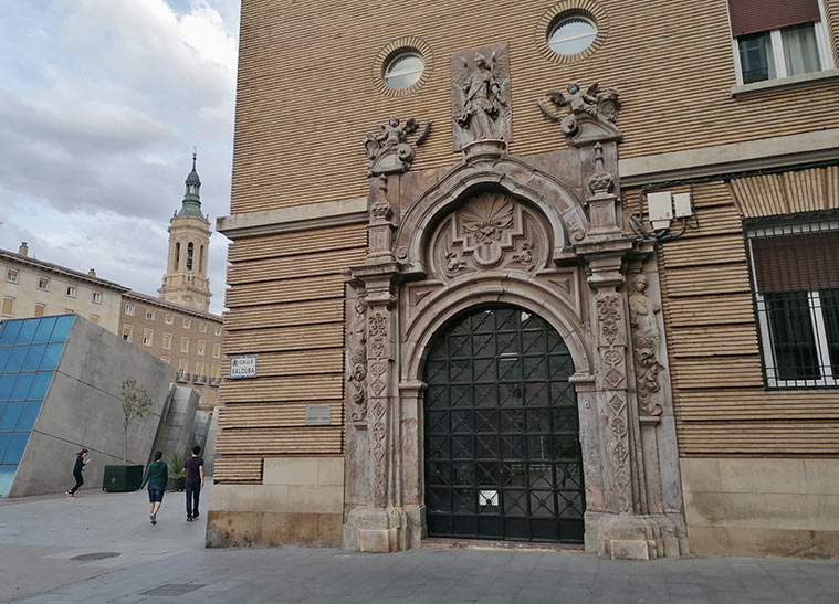 Portada del Palacio de los Salabert-Sora en la Plaza del Pilar