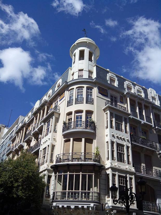En la confluencia de las calles Don Jaime y Espoz y Mina, en Zaragoza, se encuentra una joya del clasicismo. Este elegante edificio es obra del arquitecto Francisco Albiñana 
