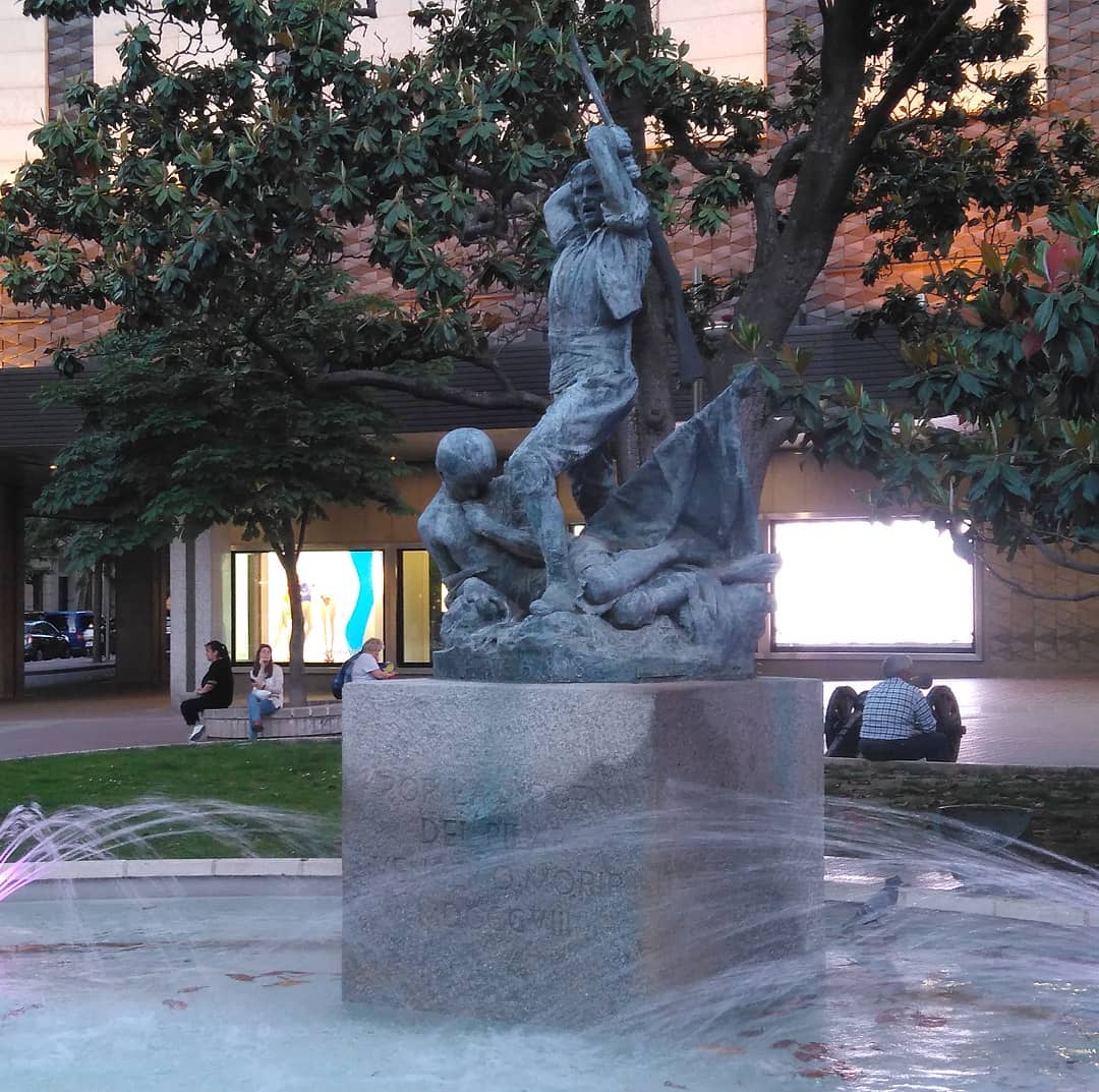 escultura en bronce de Federico Amutio titulada “Por la Patria. 1808” en la plaza glorieta sasera de zaragoza