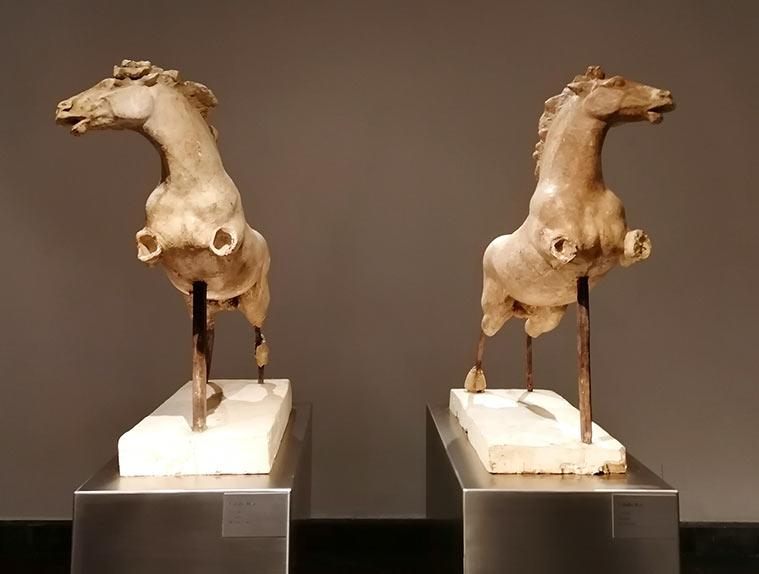 fragmentos de las dos “bigas” o carros tirados por dos caballos, con sus correspondientes aurigas, que el escultor realizó en 1928 para el nuevo Estadio Olímpico de Montjuic, inaugurado en 1929, en un acto que formó parte de la Exposición Internacional de Barcelona que se celebró ese mismo año.