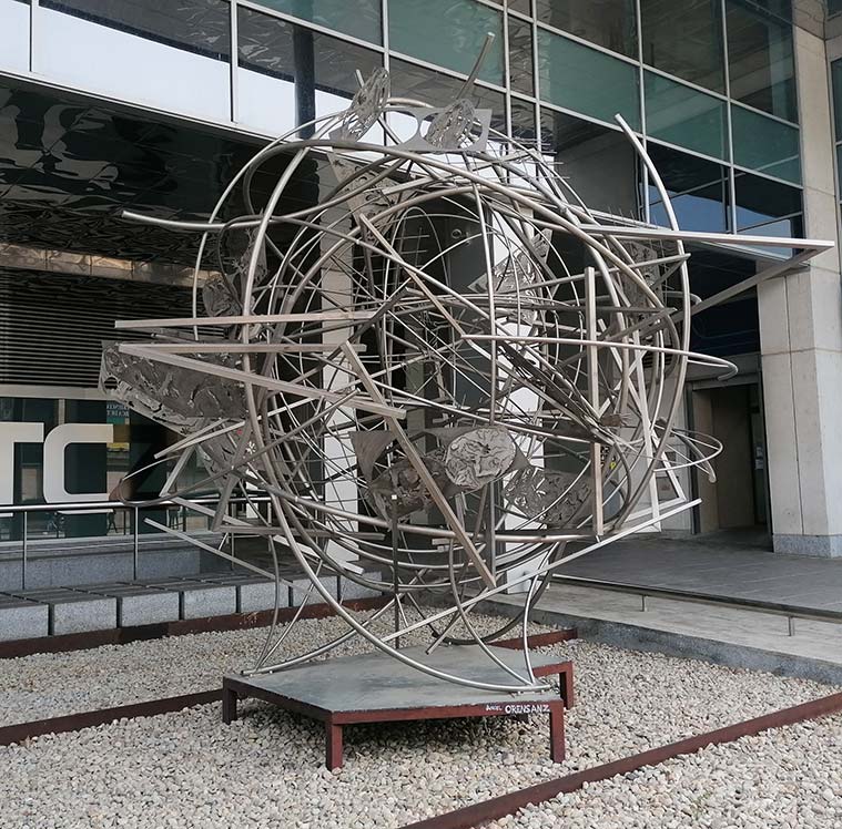 'Agua y Cosmología' de Ángel Orensanz en el World Trade Center Zaragoza, frente al Centro Comercial Grancasa