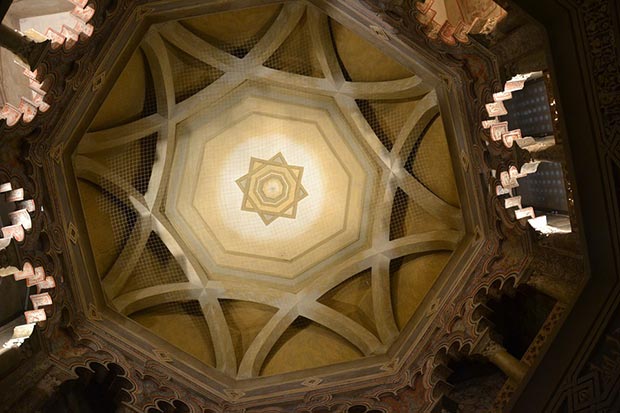 El techo del Mihrab de la Aljafería es el ornamento principal de la pequeña mezquita donde el monarca musulmán y su corte realizaban sus oraciones.