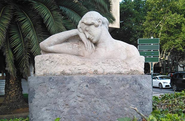 Escultura "Mujer dormida" en Zaragoza