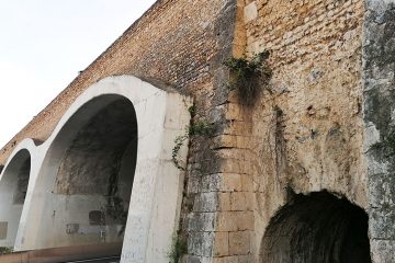 El antiguo acueducto-puente de Ramón Pignatelli, perforado para dejar paso a dos calzadas y dos aceras