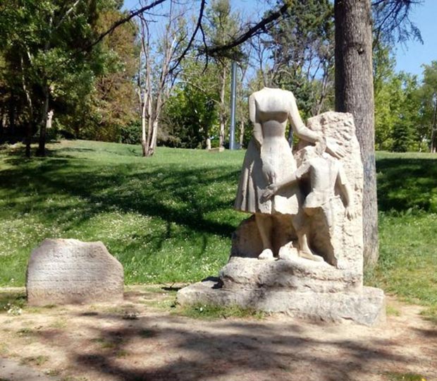 Monumento a la Madre de Ángel Orensanz en el Parque Grande José Labordeta