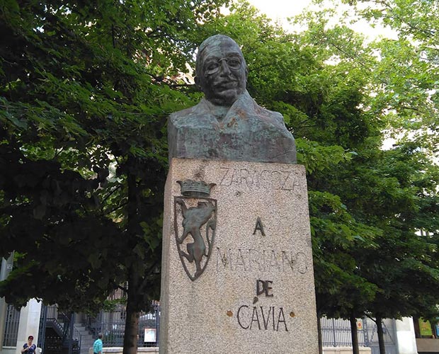 Monumento dedicado a Mariano de Cavia en la plaza Aragón de Zaragoza