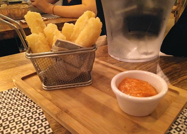 Fingers de queso: Espectaculares barritas de queso provolone con salsa romescu
