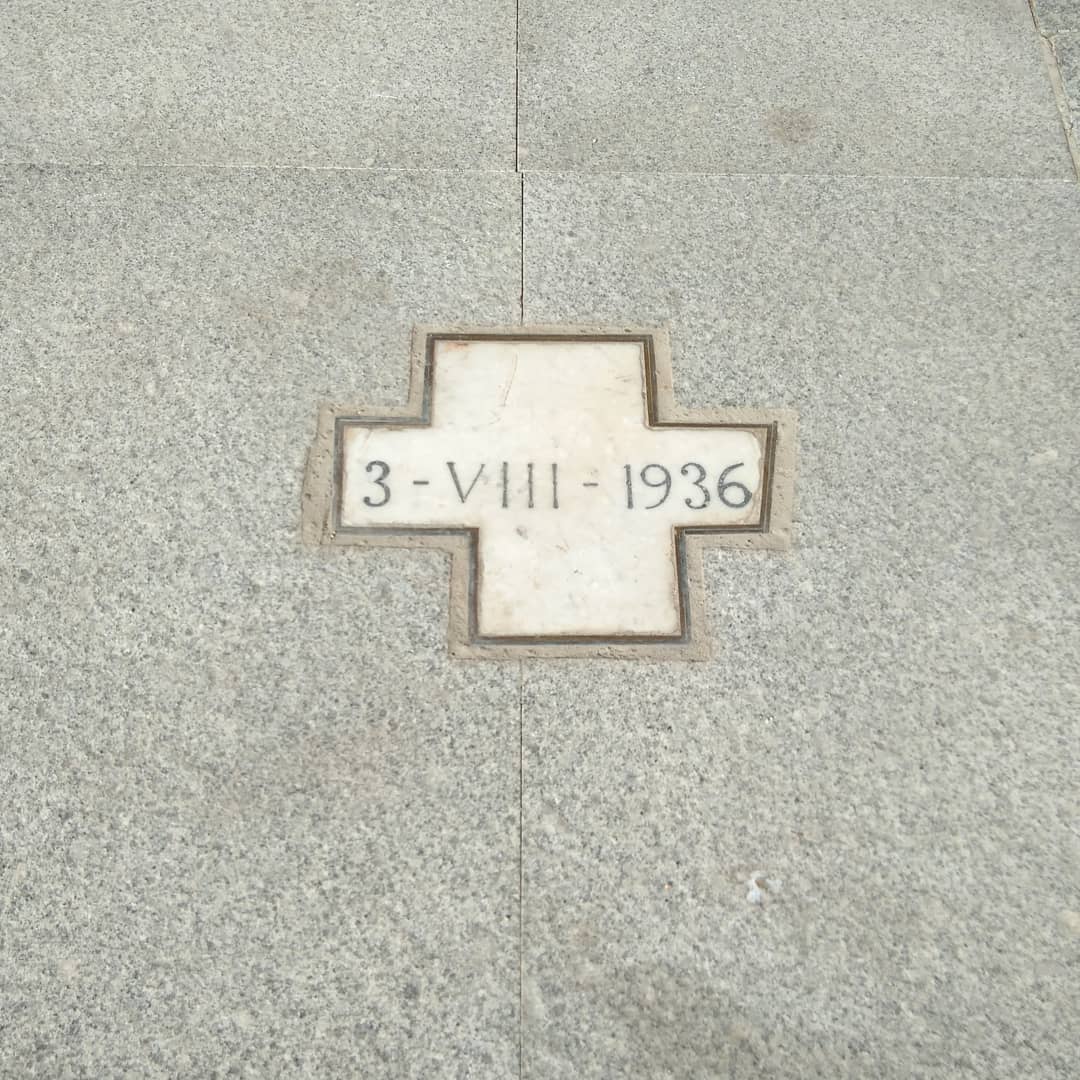 Una pequeña cruz sobre el pavimento muestra el lugar exacto de la plaza del Pilar en el que cayó una bomba el 3 de agosto del año 1936 